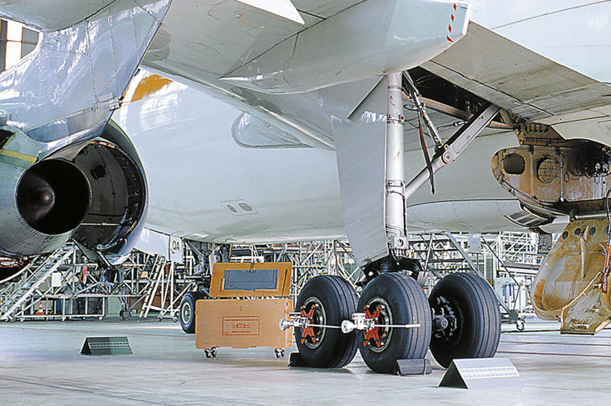 Aircraft Landing Gear Alignment SYSTEM TYPE AW-711 the best of applied laser technology